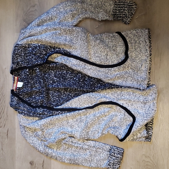 Tudor Court | Super Soft Acrylic Woven Sweater | Large | Pockets | B+W - Picture 1 of 3